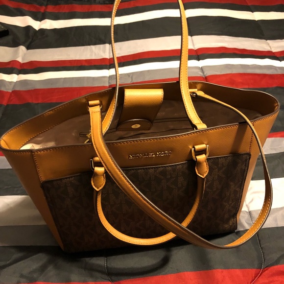 Michael Kors Handbags - Michael Kors Large Emmy